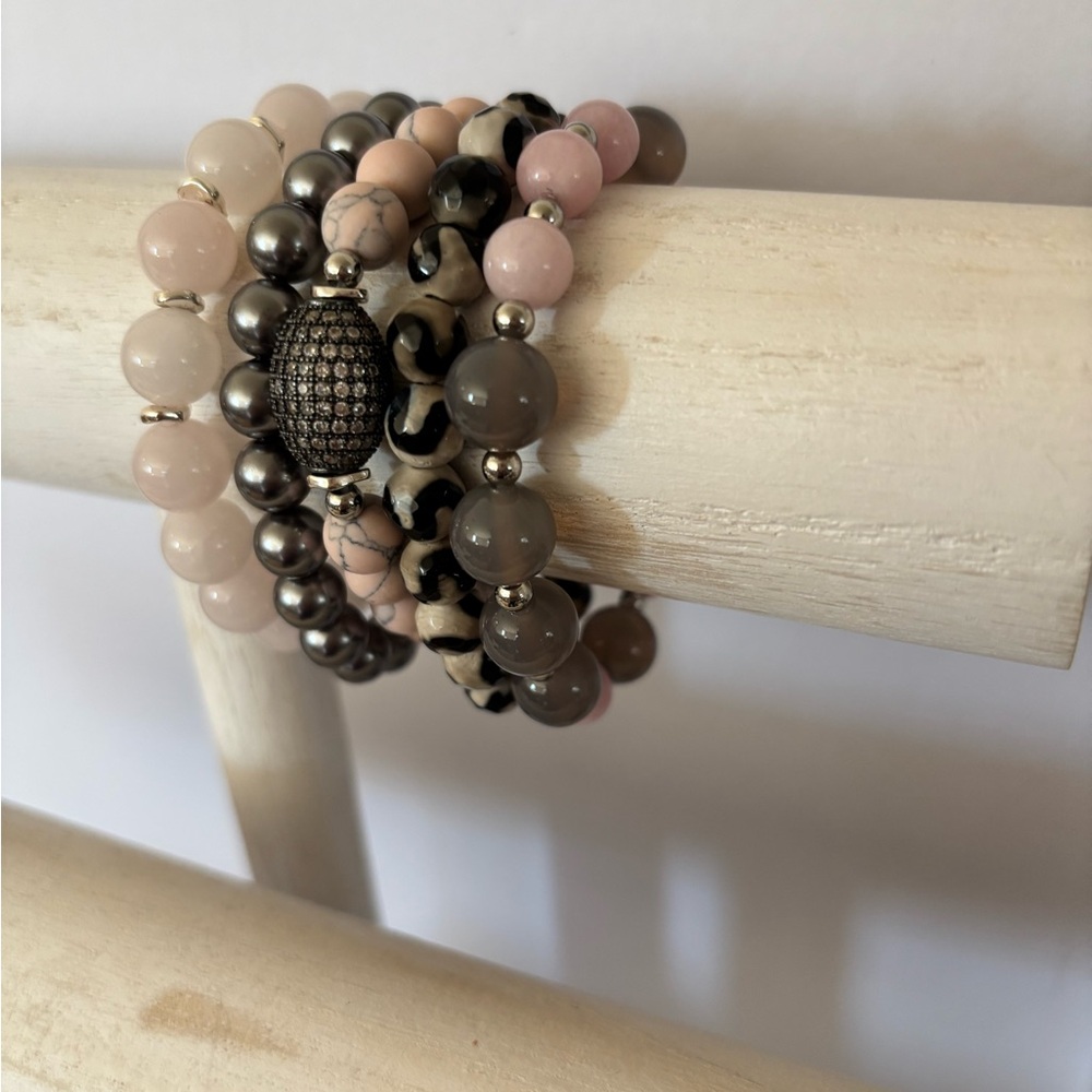 NWT beaded gemstone gray and pink 5 bracelet set - Picture 3 of 6